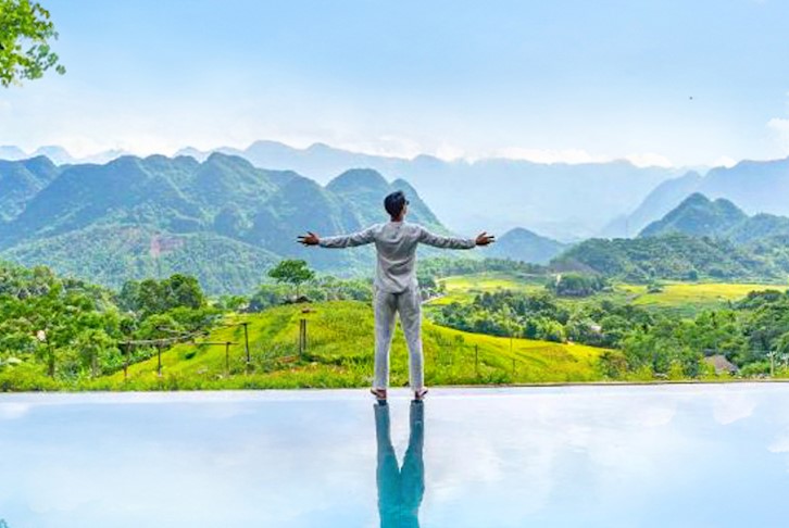 Classic Vietnam Small-Group Tour with Luxury Mountain Retreat