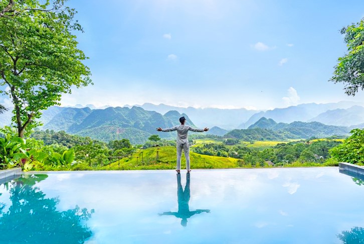 Classic Vietnam Small-Group Tour with Luxury Mountain Retreat